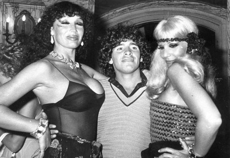 Moria y Susana junto a Diego Maradona