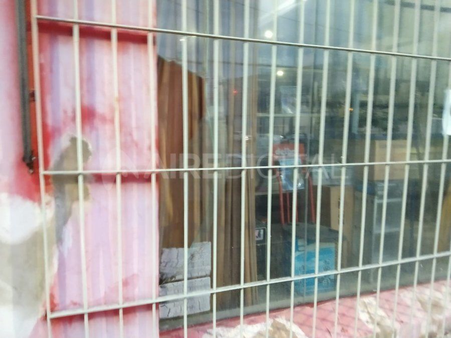 Ladrones rompieron los vidrios de una ferretería que hace 35 años funciona en la intersección de las calles Blas Parera y Misiones.
