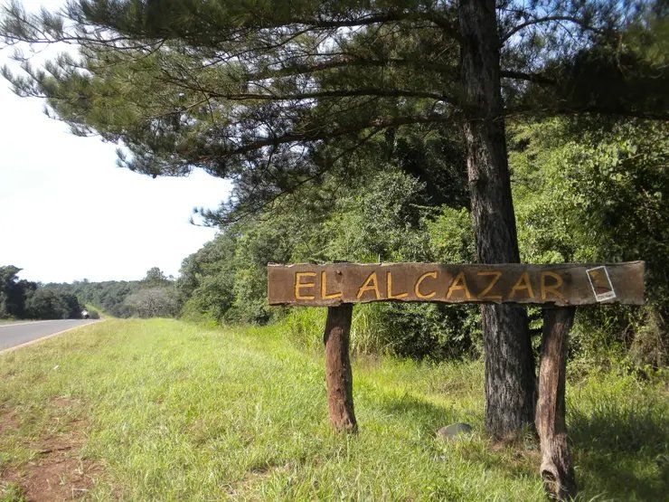 El director y profesor les llevó materiales educativos a más de los 60 alumnos que no tienen Internet en la localidad de El Alcázar, Misiones. Fuente: LA NACION 