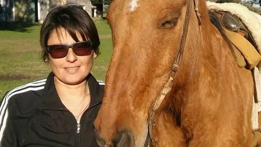 María Caballero es la única docente de la escuela y camina más de 10 kilómetros para que sus alumnos sin Internet puedan seguir estudiando. Fuente: LA NACION 