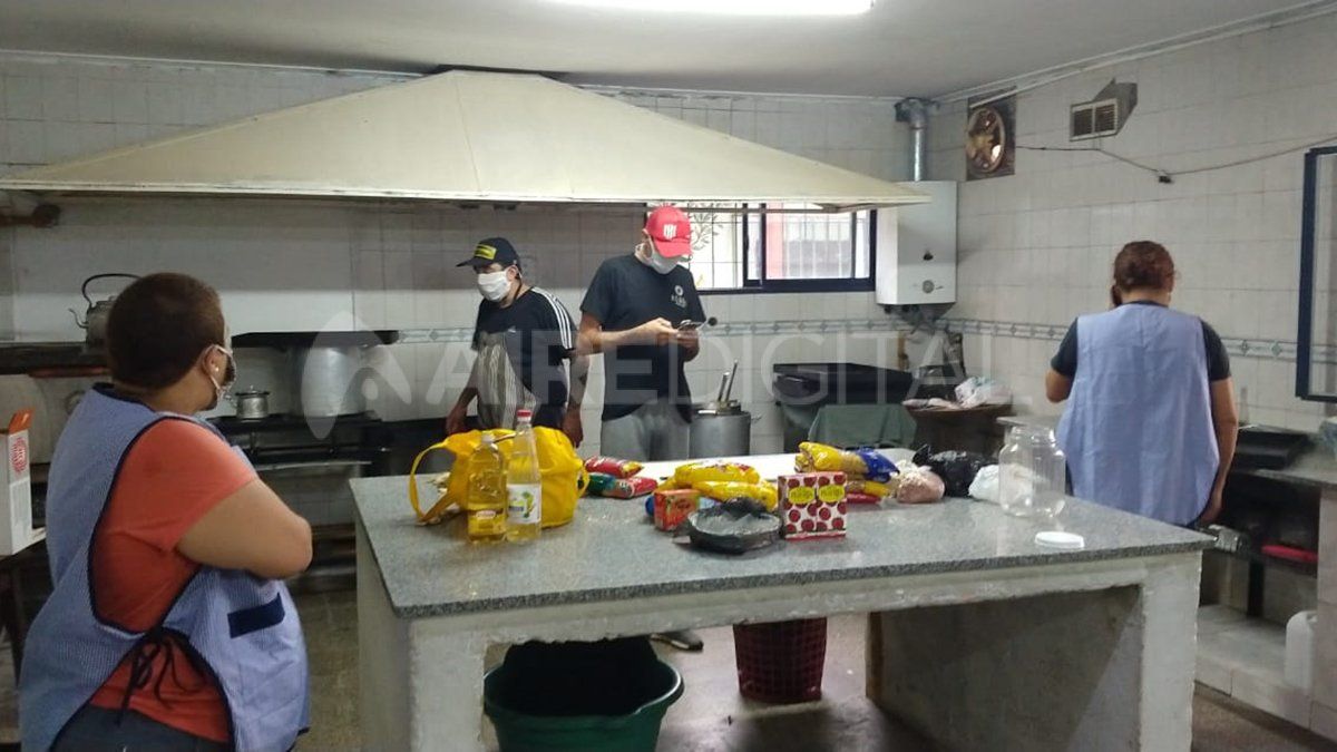Vecinos de Las Flores se organizaron para poder preparar alimentos para las familias más afectadas por la pandemia.