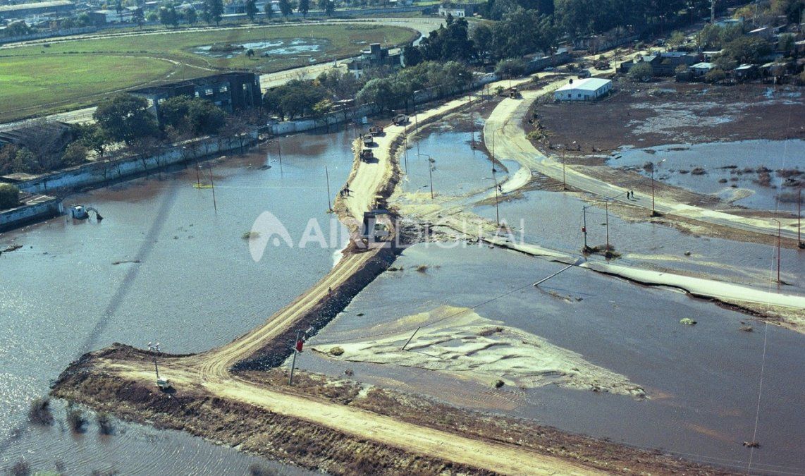 Esta es la brecha en la defensa por la que el Salado ingresó a la ciudad. El gobierno la cerró de emergencia durante la crecida para que deje de entrar agua.