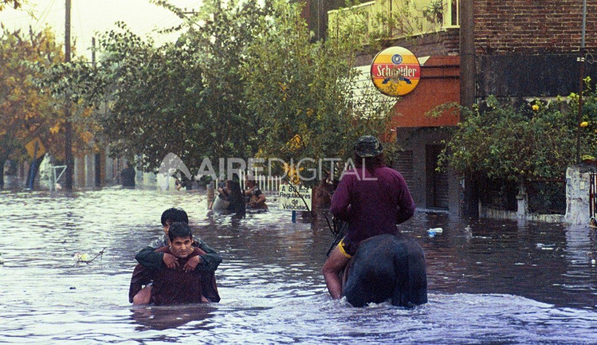 Las calles de los barrios del oeste se convirtieron en arroyos. Muchos vecinos se quedaron a cuidar sus casas en el techo.