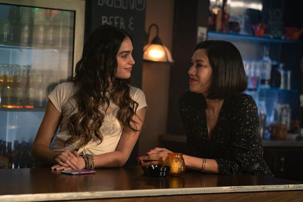 Emma ( Mishel Prada) y Lyn (Melissa Barrera) - (Gentileza: Starzplay)