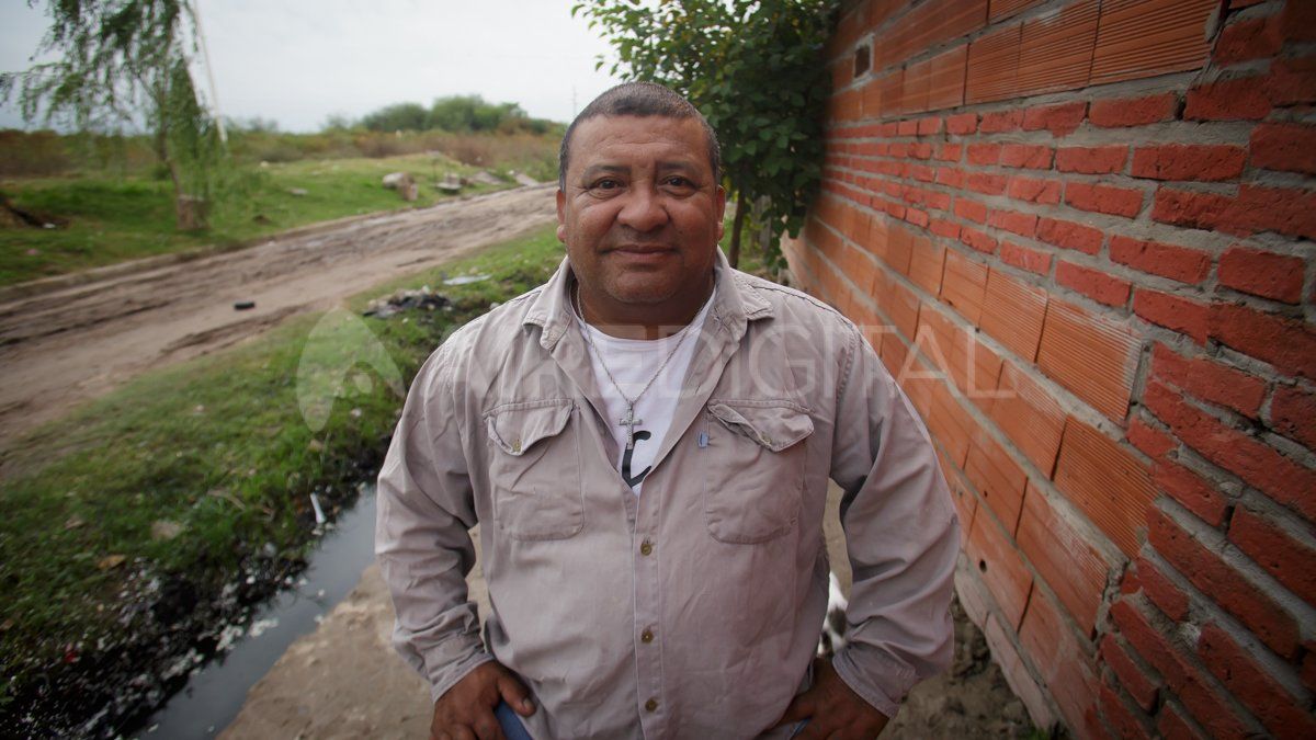 Juan de los Santos Casco hoy sigue viviendo en su casa de Villa Oculta, que pudo recuperar de abajo del agua.