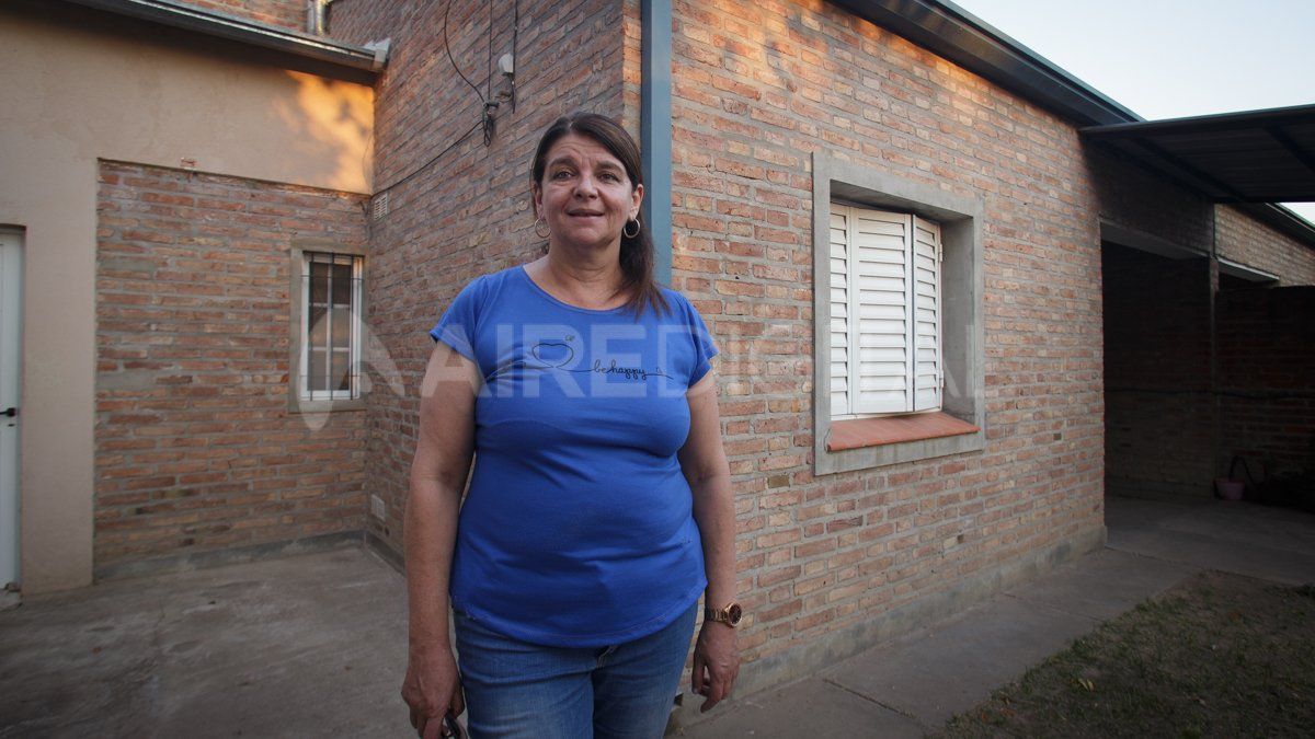 Laura sigue viviendo en la casa de la que salió con el agua a la cintura por la ventana que se puede ver a un costado.