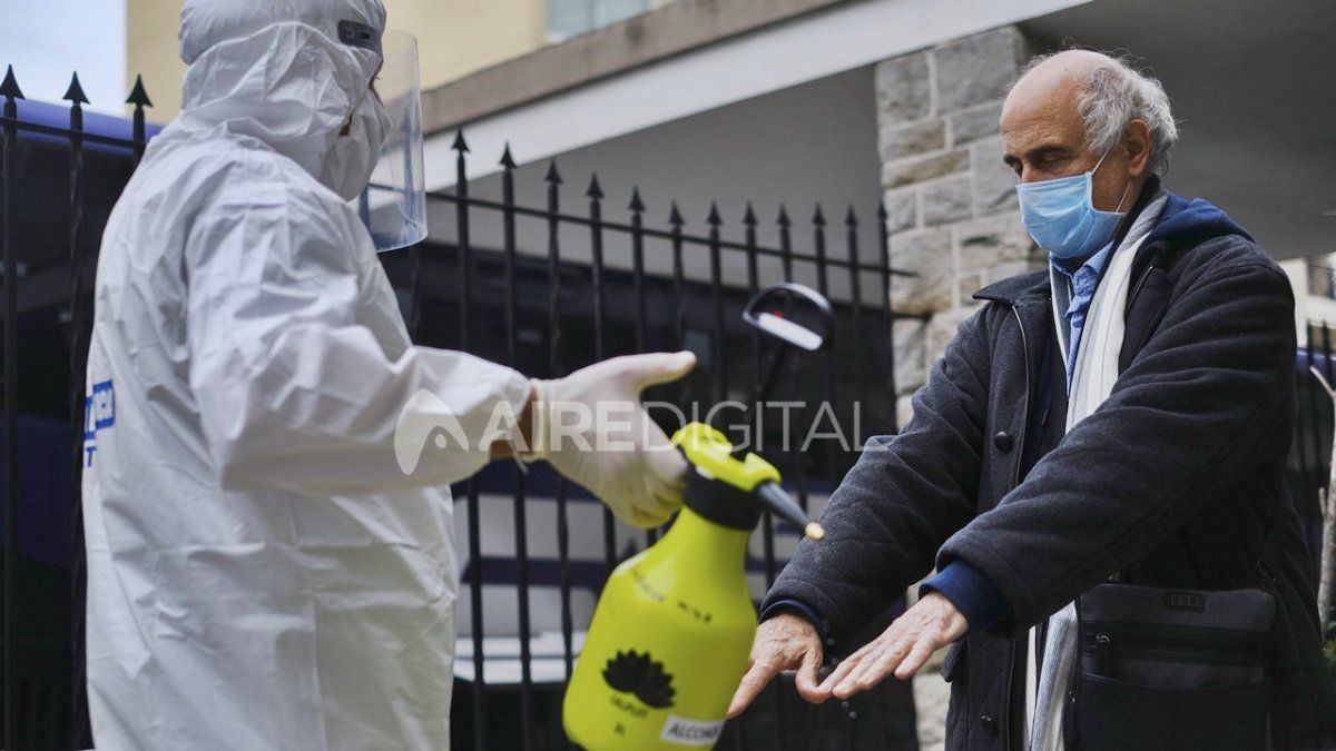 Mar del Plata: ciudadanos argentinos repatriados desde España son revisados cumpliendo el protocolo de bioseguridad, antes de su traslado al hotel donde mantendrán la cuarentena.