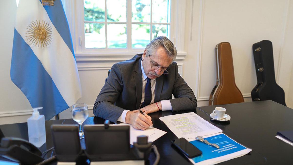 El presidente Alberto Fernández en su despacho.