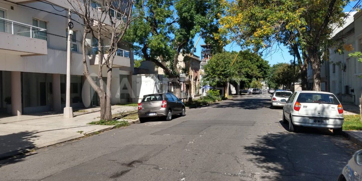 Cuatro hombres a bordo de dos motos intentaron ingresar por las concheras del edificio ubicado en Güemes al 3100.