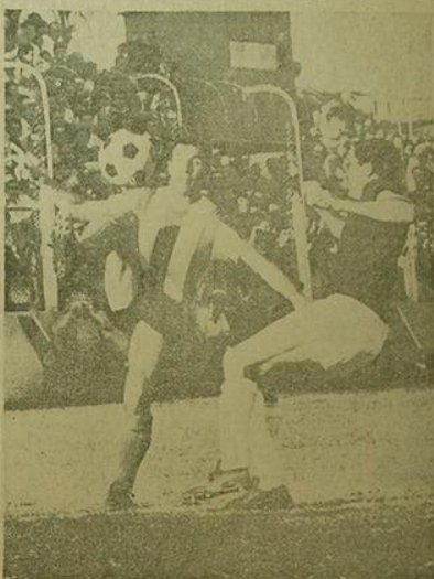Disputa del balón, aquel 30 de abril de 1967. Foto: Hemeroteca Santa Fe.
