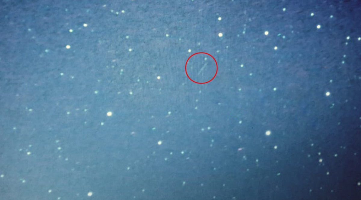 El recorrido del asteroide durante 12 minutos se ve como un trazo en la fotografía. Para comparar, La Luna tiene el doble de ese trazo.