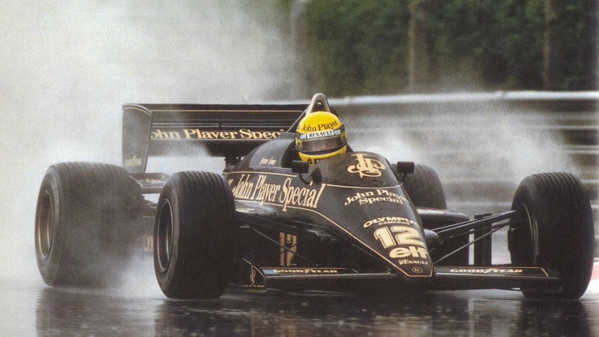 El domingo 21 de abril de 1985, logró su primera victoria. Con el Lotus 97T-Renault, conquistó el GP de Portugal, en Estoril –donde sumaría el primer Grand Slam de su trayectoria, ya que también registró la primera de sus 65 poles, y el primero de sus 19 récords de vuelta–, y en el que ratificaría lo que sería una inconfundible marca registrada en toda su carrera: dar clases magistrales de manejo bajo la lluvia. Su dominio fue tal, que le sacó una vuelta a todos sus rivales, excepto a su escolta, el italiano Michele Alboreto (Ferrrari 156/85).
