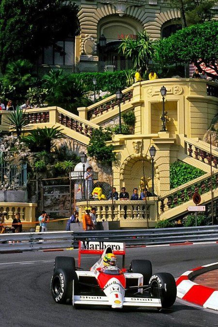 Senna ganó seis veces el emblemático GP de Mónaco –cinco consecutivas–, donde el talento y la muñeca del piloto hacen la diferencia y, a la fecha, es el máximo vencedor en la historia de la prueba que se disputa en las calles del principado, donde se impuso en 1987, 1989 (foto), 1990, 1991, 1992 y 1993. Este récord de triunfos en Montecarlo aún permanece vigente.