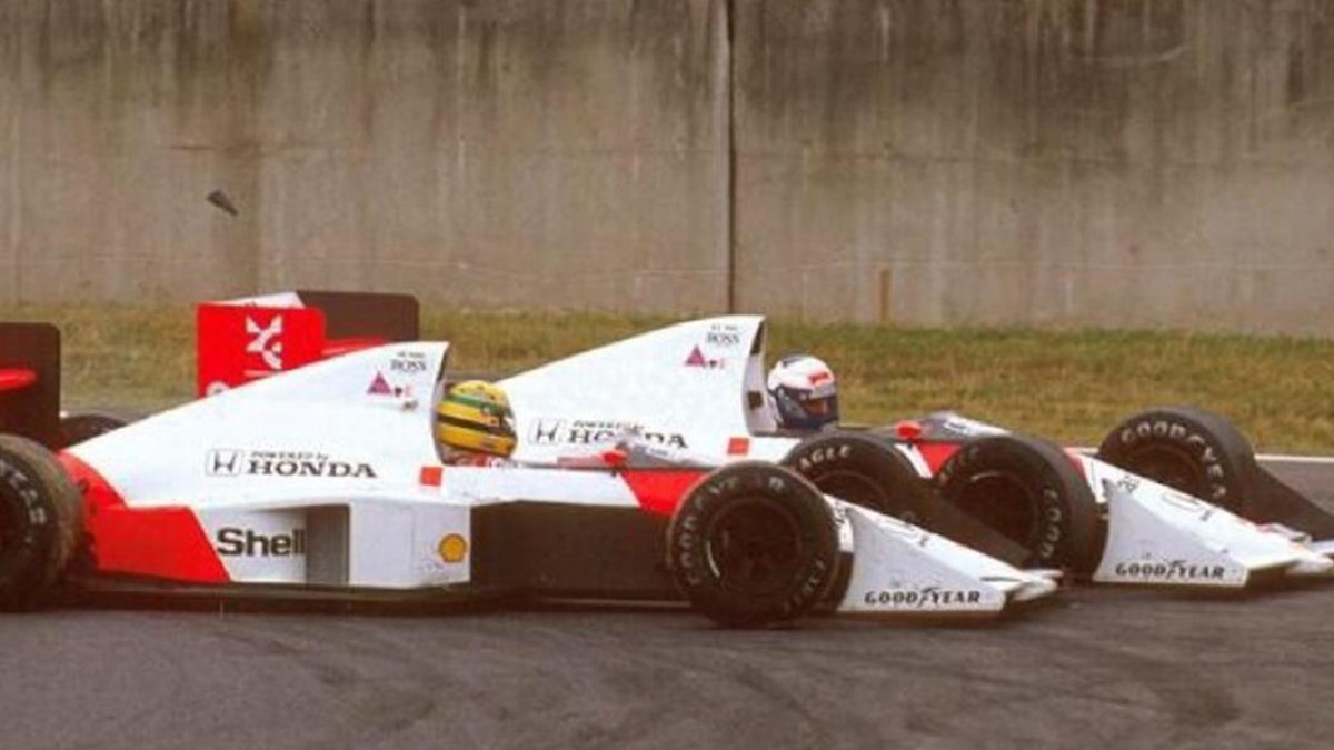 Con Alain Prost competiría duramente dentro de la escudería McLaren e, incluso, cuando años después el francés dejó la misma y condujo para Ferrari y Williams. En la foto, la polémica definición del título de 1989 –que se llevó Prost–, cuando se tocaron en la chicana Casio Triangle de Suzuka, Japón. Si bien el francés (N° 2) abandonaría y Senna (N° 1) remontaría y ganaría esa carrera, finalmente sería descalificado por cortar esa chicana tras su toque con su coequiper y no completar la distancia completa del Gran Premio.