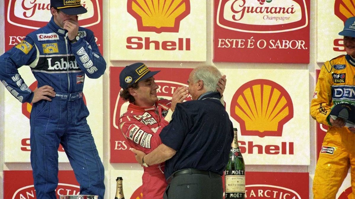 El domingo 21 de marzo de 1993, Senna ganó por segunda y última vez el GP de Brasil. Quien le entregaría el trofeo sería Juan Manuel Fangio, a quien Ayrton admiraba profundamente. Y, en la premiación, se bajó del primer escalón del podio, se paró al lado del Chueco, y le dijo: “Ninguno de nosotros puede estar por encima suyo, Maestro”, y se fundieron en un interminable abrazo.