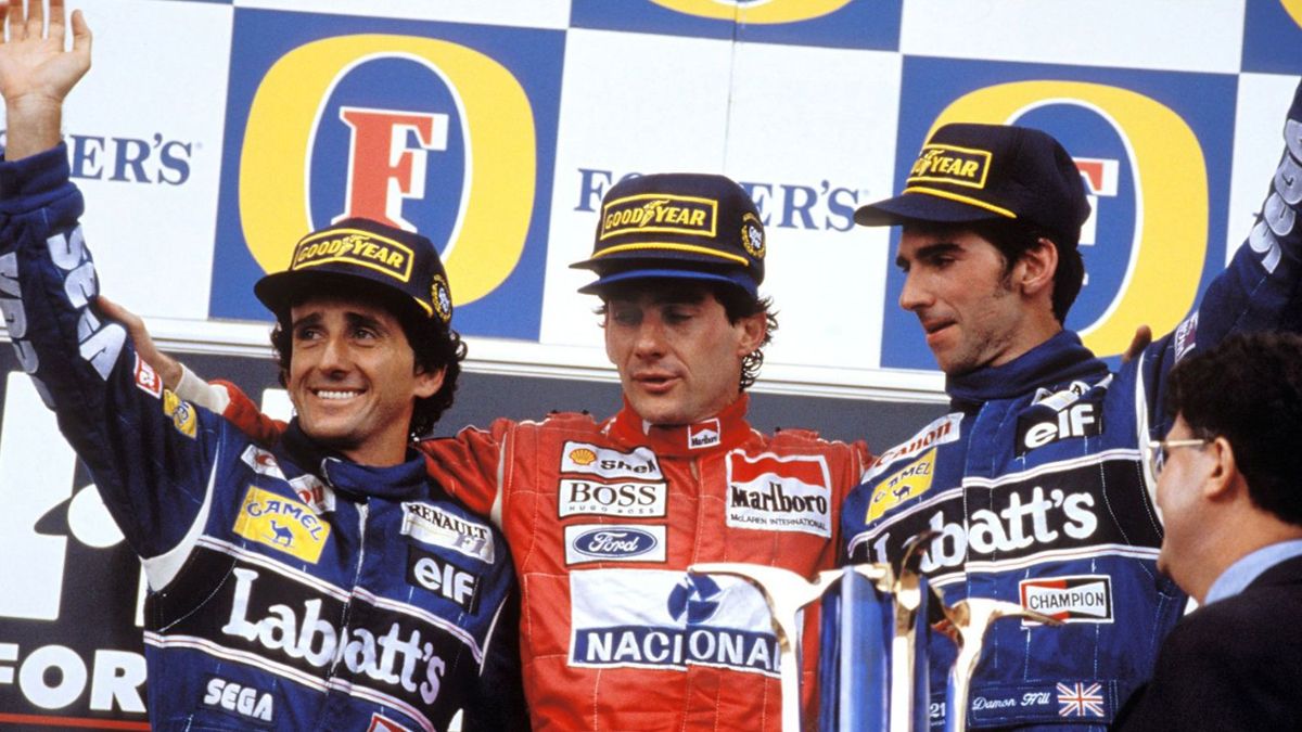 Senna logró la 41ª y última victoria de su vida en el GP de Australia, disputado el domingo 7 de noviembre en el circuito callejero de Adelaida. Fue escoltado por Prost (a su derecha) quien, ya coronado por cuarta vez, anunció su retiro, mientras que Ayrton confirmó que, en 1994, se sumaría a Williams, donde Damon Hill (a su izquierda), sería su coequiper. En la temporada siguiente, perdería la vida en la que tercera carrera que disputó con su nueva escudería.
