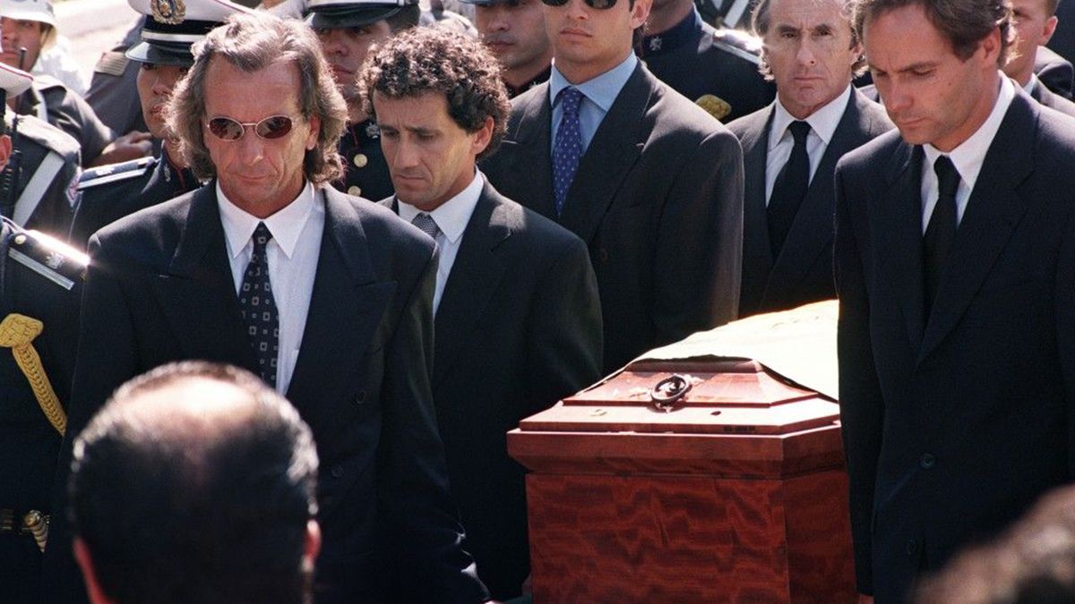 Su archirrival, Alain Prost (segundo de la izquierda), asistió al velatorio y fue uno de los que portaron el féretro de Senna, quien fue sepultado en la tumba 0011 del cementerio e Morumbi. Poco después, siete Embraer T-27 Tucano de la Esquadrilha da Fumaça, de la Fuerza Aérea Brasileña, dibujaron un corazón y la “S” de Senna en el cielo paulista. Todo había terminado y, la leyenda de Ayrton, había nacido.