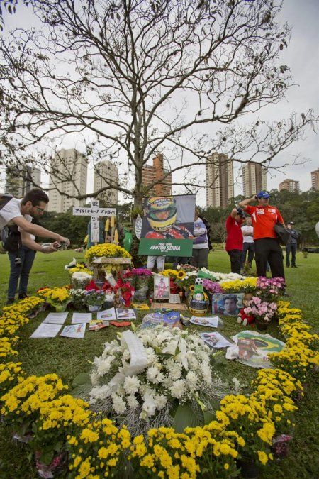 Su sepultura convoca a más visitantes que –nada menos– las de John F. Kennedy, Marilyn Monroe y Elvis Presley juntas. En la placa de su tumba –absolutamente siempre cubierta con flores frescas, que dejan los miles de fans de todo el mundo– dice: “Nada pode me separar do amor de Deus” (“Nada puede separarme del amor de Dios”).