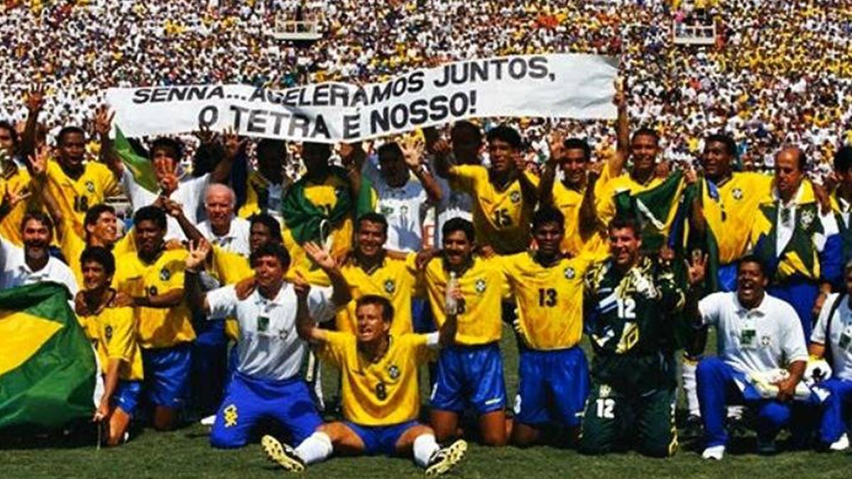 El domingo 17 de julio de 1994, dos meses y medio después de la muerte de Ayrton, la Selección de Brasil ganó el Mundial de Estados Unidos al vencer por penales a Italia, en el estadio Rose Bowl de Los Angeles. Fue la cuarta corona para el Scratch y, en los festejos, los jugadores desplegaron una bandera que decía: “Senna aceleramos juntos… O Tetra é nosso!