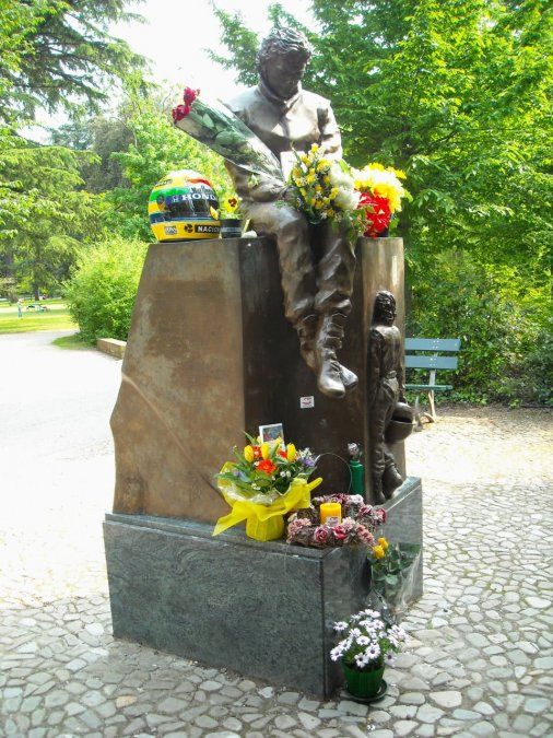 El miércoles 26 de abril de 1997, se inauguró el Ayrton Senna Memorial en el Acqua Minerali Park, situado en la curva Tamburello de Imola, donde el paulista sufriera su mortal accidente. Obra del artista italiano Stefano Pierotti, siempre es visitado por miles de fans, quienes dejan flores, fotos y mensajes en el mismo.
