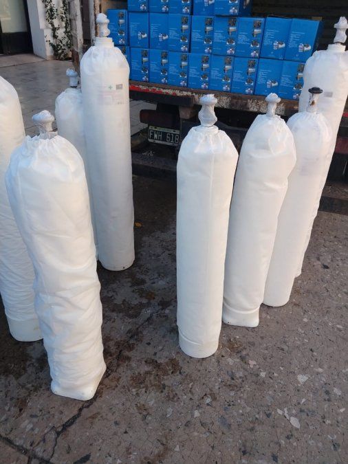 Esta semana, el gobierno provincial entregó material sanitario al Servicio Penitenciario. Tubos de oxígeno, sillas de rueda, electrocardiógrafo, mascaras, tensiómetros y barbijos fueron de la partida.