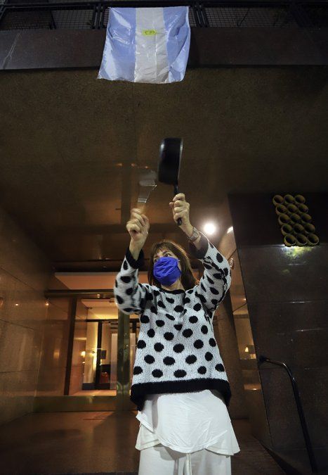 Una mujer salió a manifestarse en la puerta del edificio donde vive, en la ciudad de Buenos Aires.