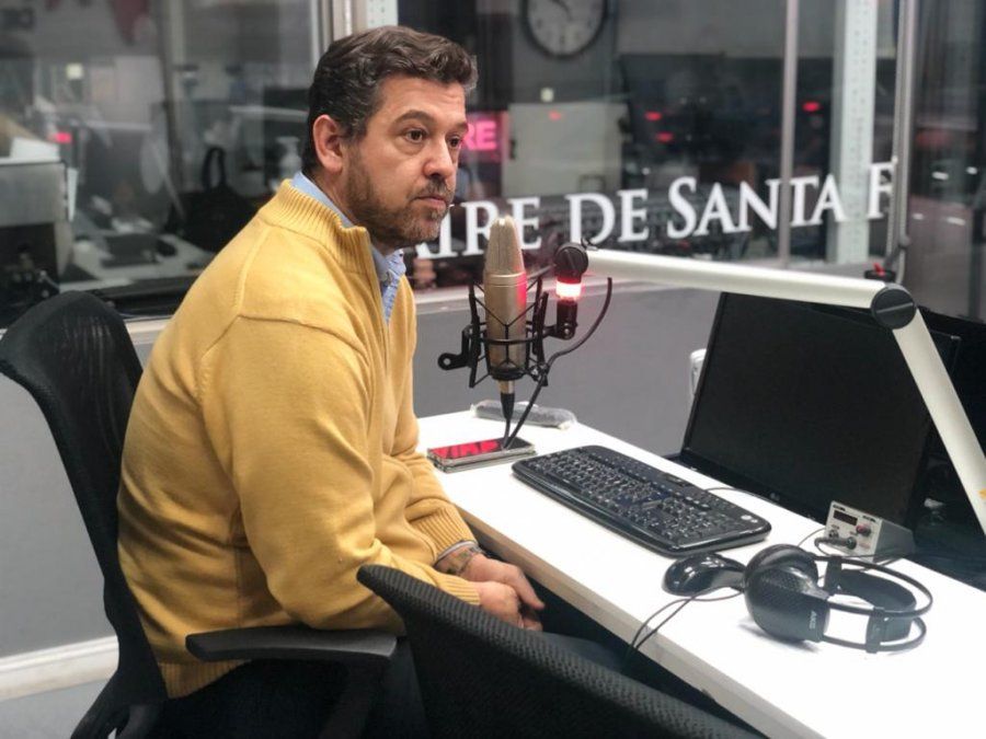 Sebastián Mastropaolo en los estudios de Aire de Santa Fe.