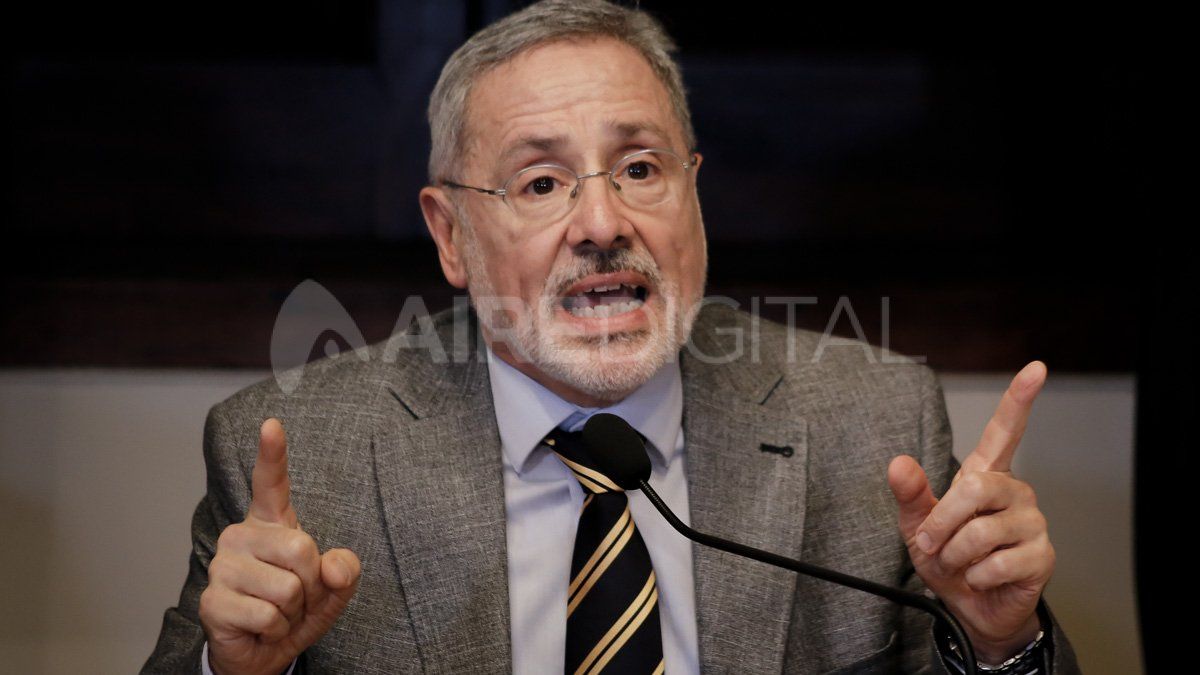 El ministro Sain insiste en que la Justicia de Santa Fe comenzó a avanzar recién cuando él presentó una denuncia en la Justicia federal el pasado 1 de junio.