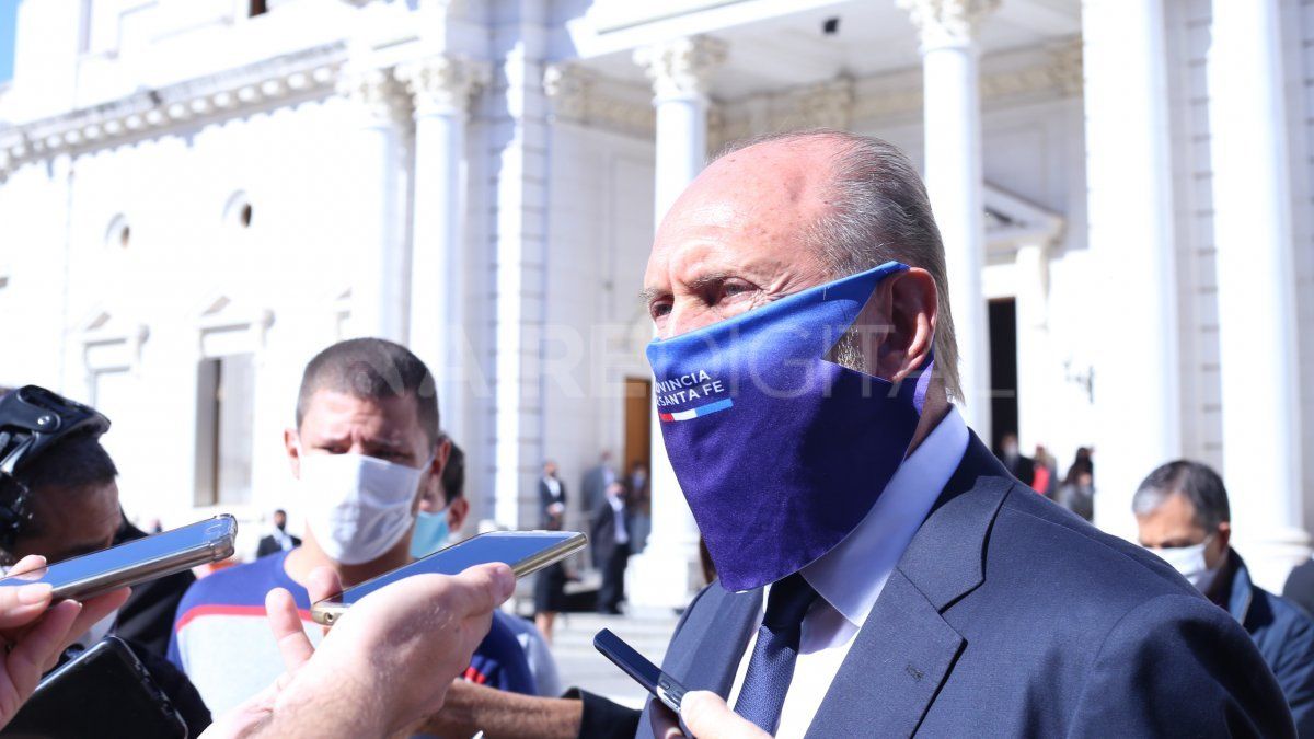 El gobernador llegó a la Legislatura con un particular barbijo con la imagen del Gobierno de la Provincia de Santa Fe.