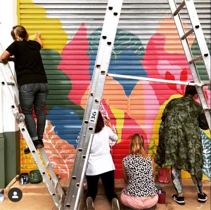 Lucía pintando el mural en homenaje a Ito, junto a Anne Gabillot, Alina Calzadilla y Pipah.