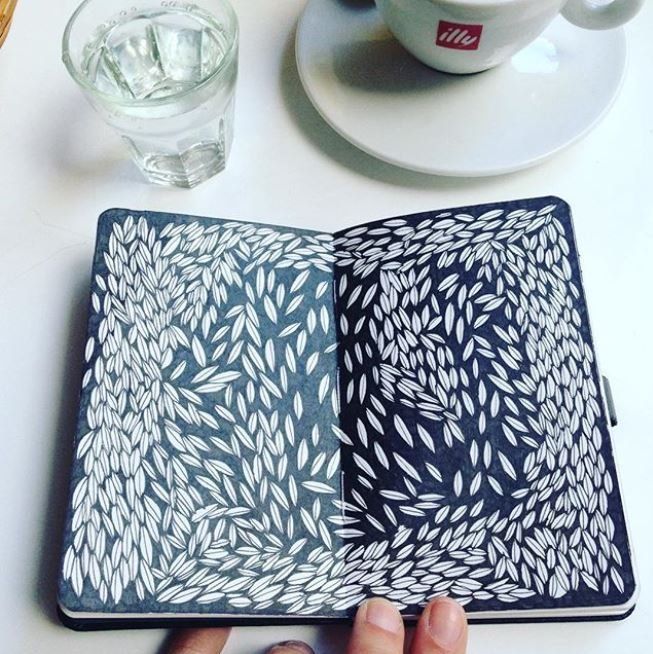 En tiempos no pandémicos, Lucía tiene un circuito de bares rosarinos estratégicamente ubicados, a los que acude a dibujar según el momento de la semana.