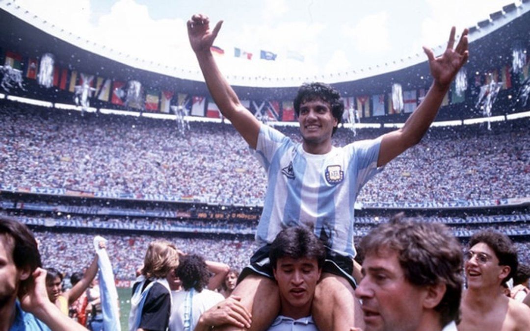 Héctor Enrique celebra sobre los hombros de Claudio "Bichi" Borghi, la victoria ante Alemania en la final del Mundial de México 1986.