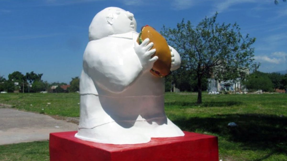 Monumento al sánguche de milanesa, en San Miguel de Tucumán.