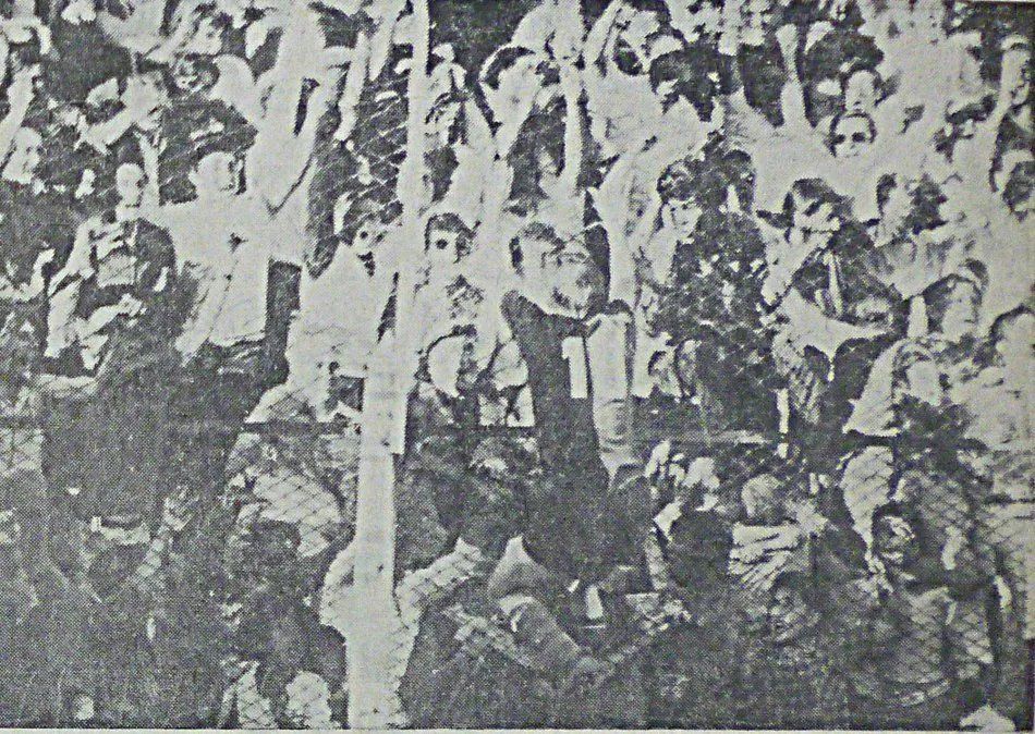 Motura se agarra del alambrado y festeja con los hinchas de Colón. 9° fecha del Torneo Reclasificatorio. Unión 0-1 Colón. 1 de noviembre de 1970.