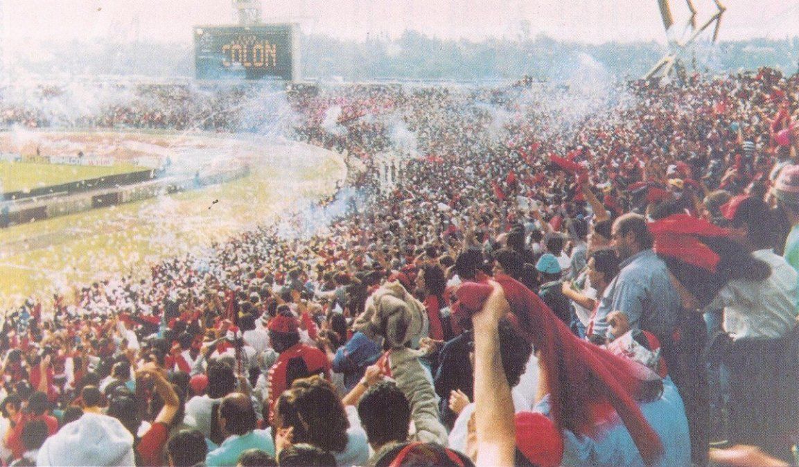 Un marco imponente de hinchas de Colón se hizo presente en el actual Estadio Mario Alberto Kempes, para presenciar la final ante Banfield.