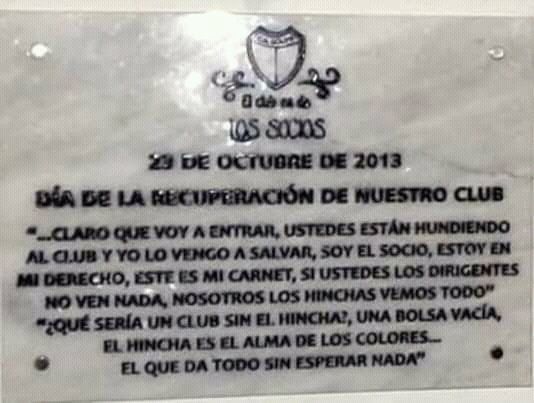 La placa que se exhibe actualmente en la sede social del Club Atlético Colón.