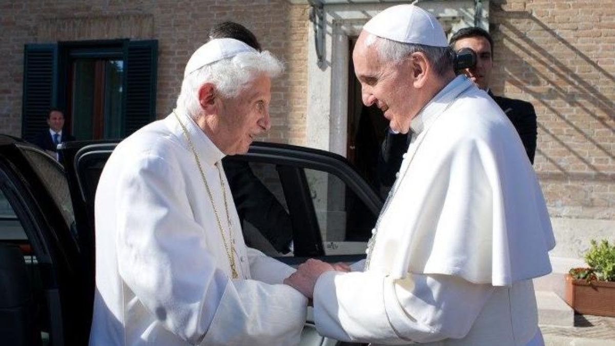 El Papa emérito Benedicto XVI y el Papa Francisco mantienen una estrecha relación.