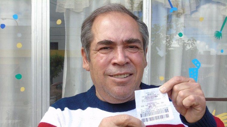 Eduardo Martí, junto a la boleta ganadora