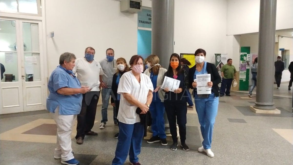 Los trabajadores quieren que desde el ministerio alguien les explique por qué un mes cobraron el bono y al otro se lo descontaron.