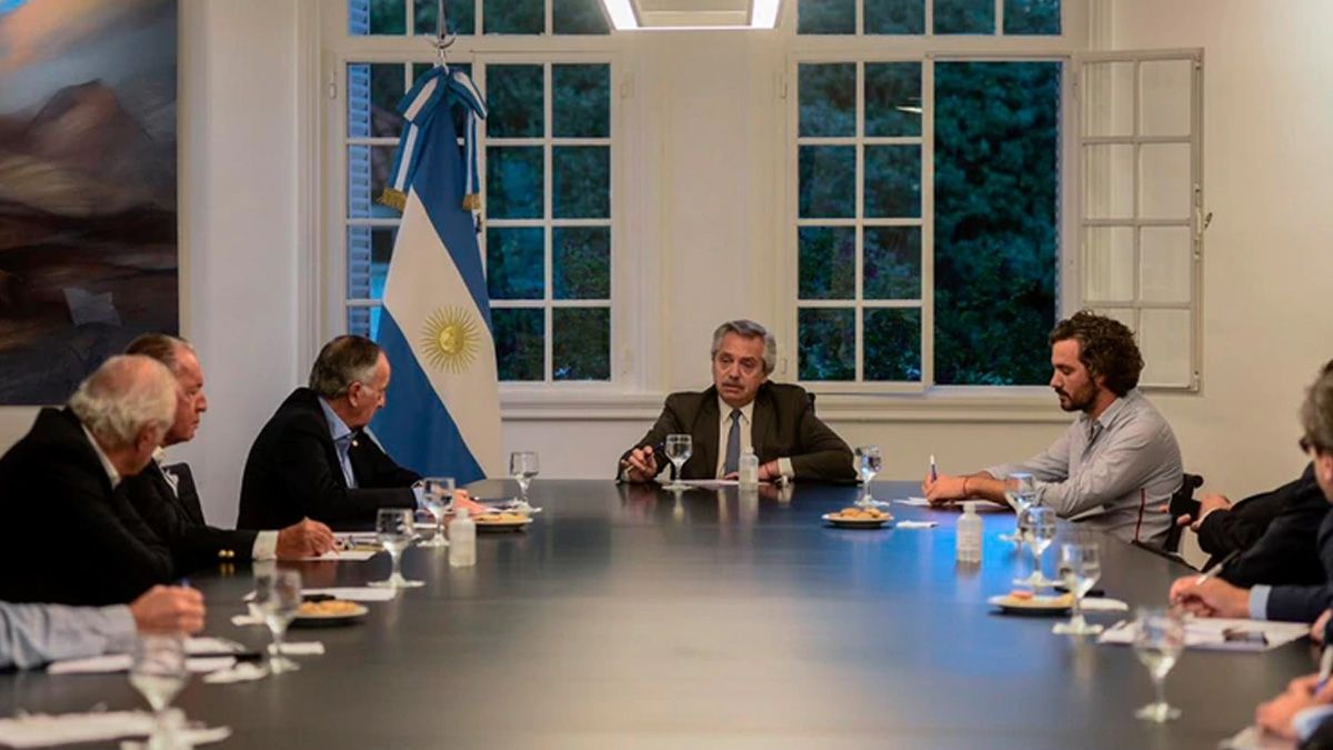 Alberto Fernández acompañado por el ministro de Economía, Martín Guzmán, y los principales representantes de los empresarios y de los trabajadores