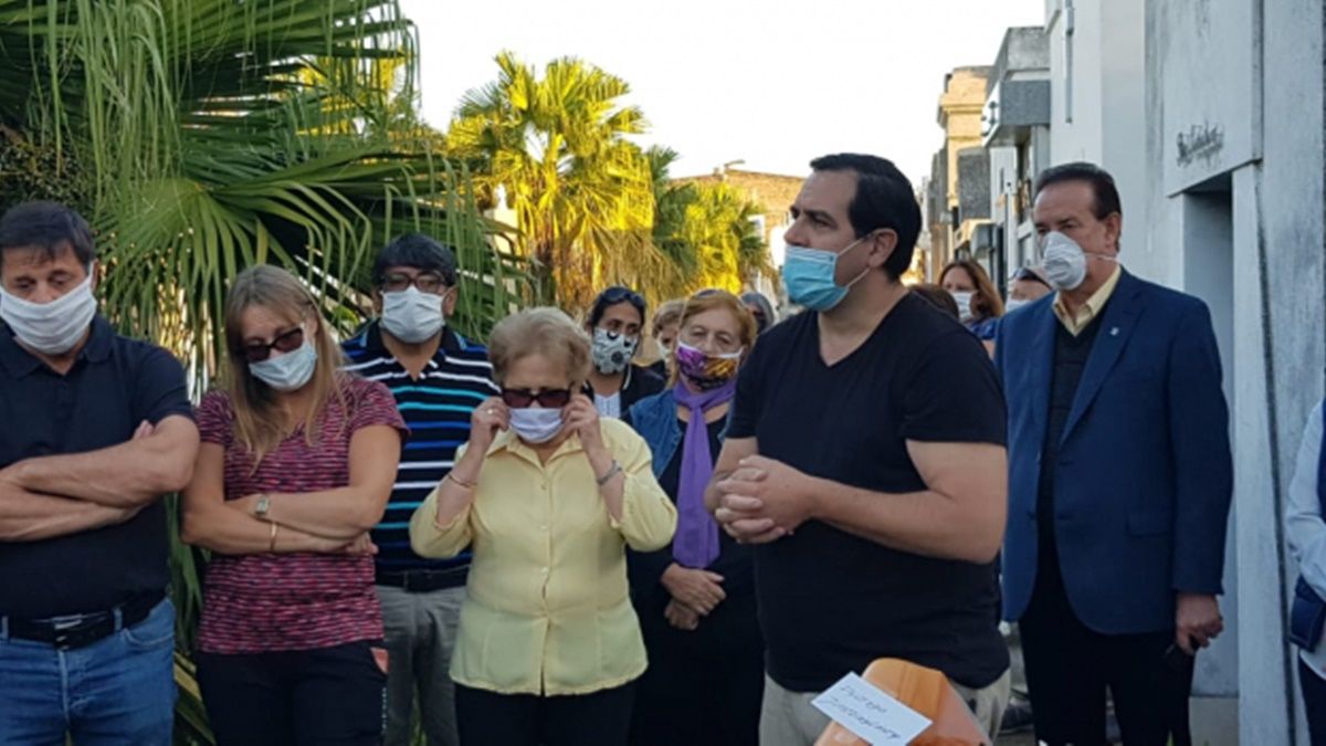 El intendente Enrique Vallejos, médico de profesión, participó del sepelio sin observar las medidas de seguridad sanitarias y, por momentos, quitándose el barbijo a medias.