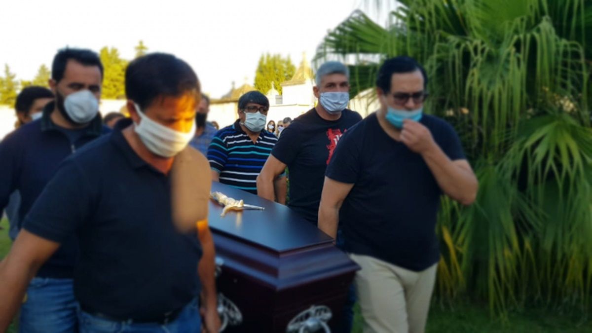 La participación en la ceremonia de personas ajenas a la familia del fallecido y la falta de respeto por los protocolos sanitarios causaron polémica en Reconquista y Avellaneda.
