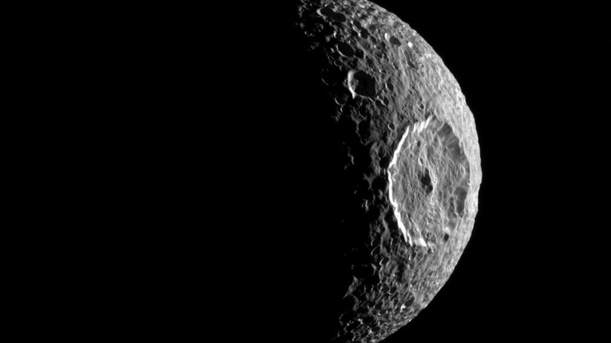 La imagen de Cassini de Mimas, en la órbita de Saturno.