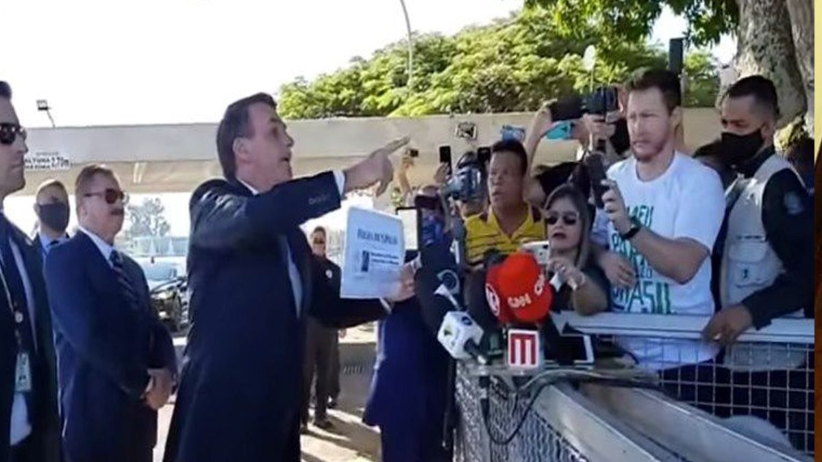 Bolsonaro saludó a un grupo de simpatizantes y denunció como