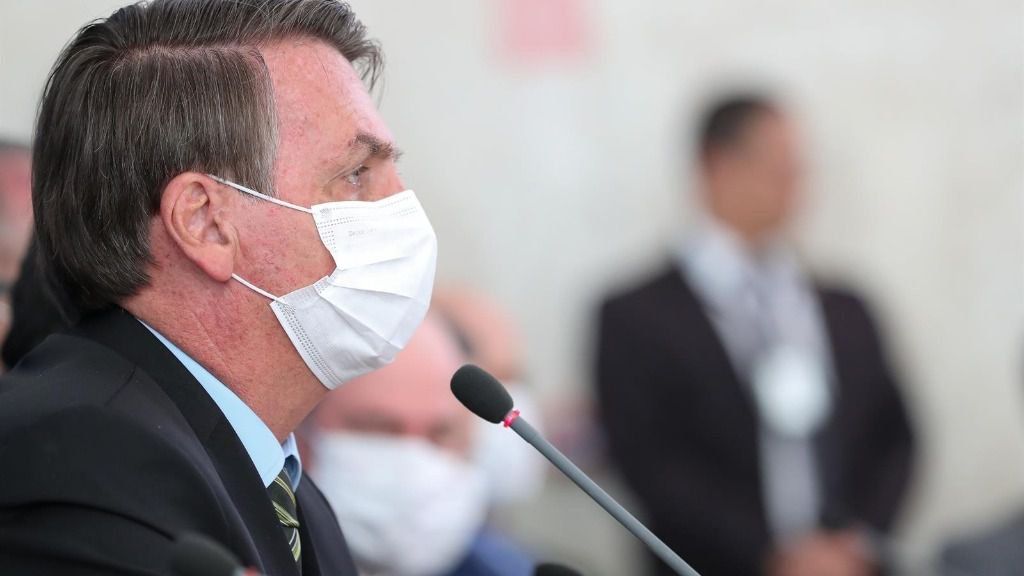 Bolsonaro saludó a un grupo de simpatizantes y denunció como