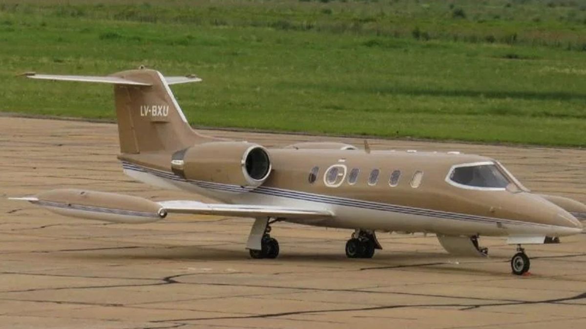 Según informó el diario local El Chubut, la aeronave-un Learjet 35A- se dirigía a buscar una paciente y el accidente tuvo lugar alrededor de las 23 horas, en las cercanías del aeropuerto ubicado a 18 kilómetros de la ciudad chubutense.