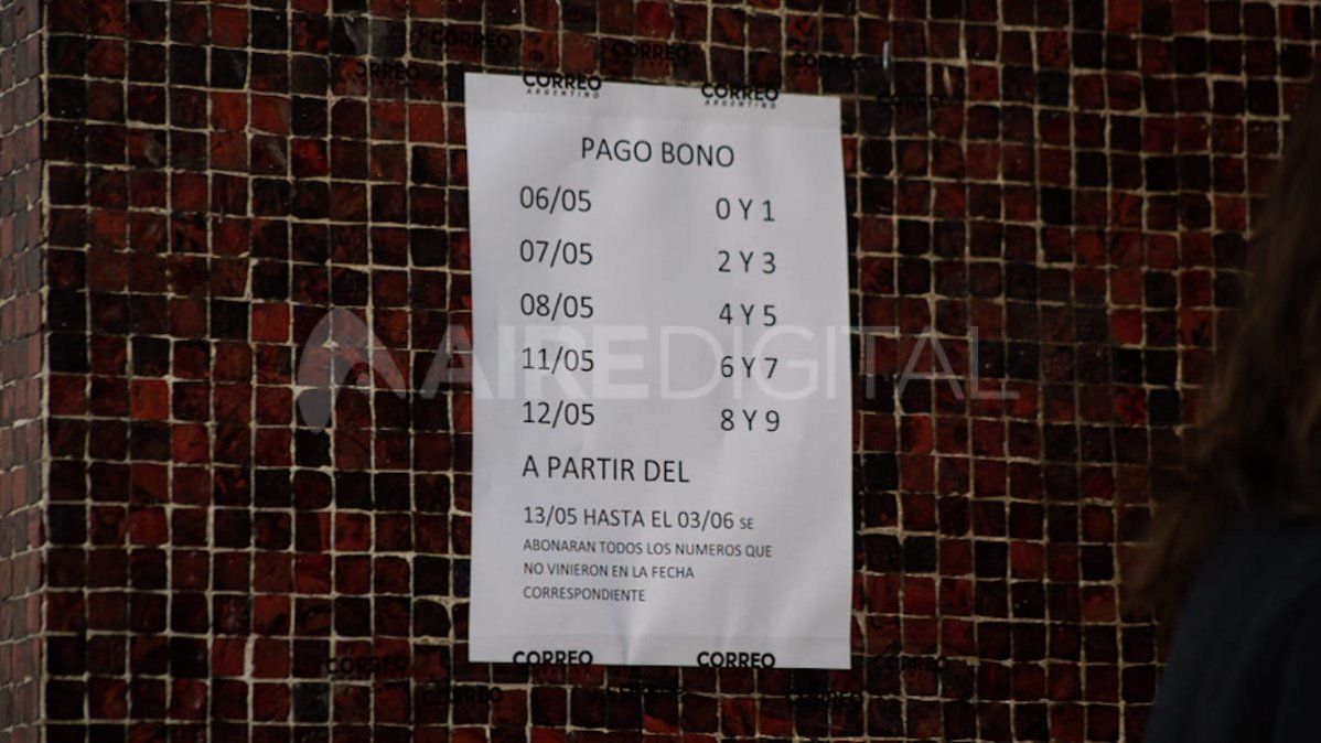 El cronograma en las puertas de la Casa Central del Correo Argentino de Santa Fe.