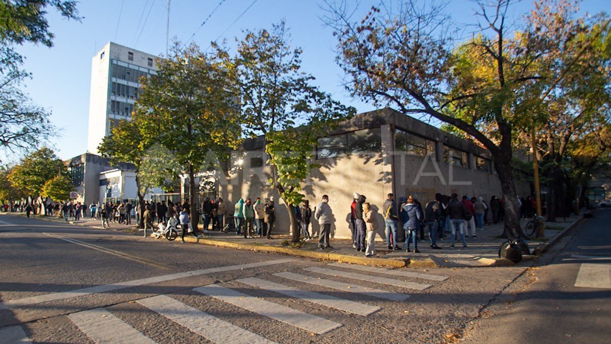 Las filas en la Casa Central del Correo Argentino de Santa Fe eran de casi cuatro cuadras.