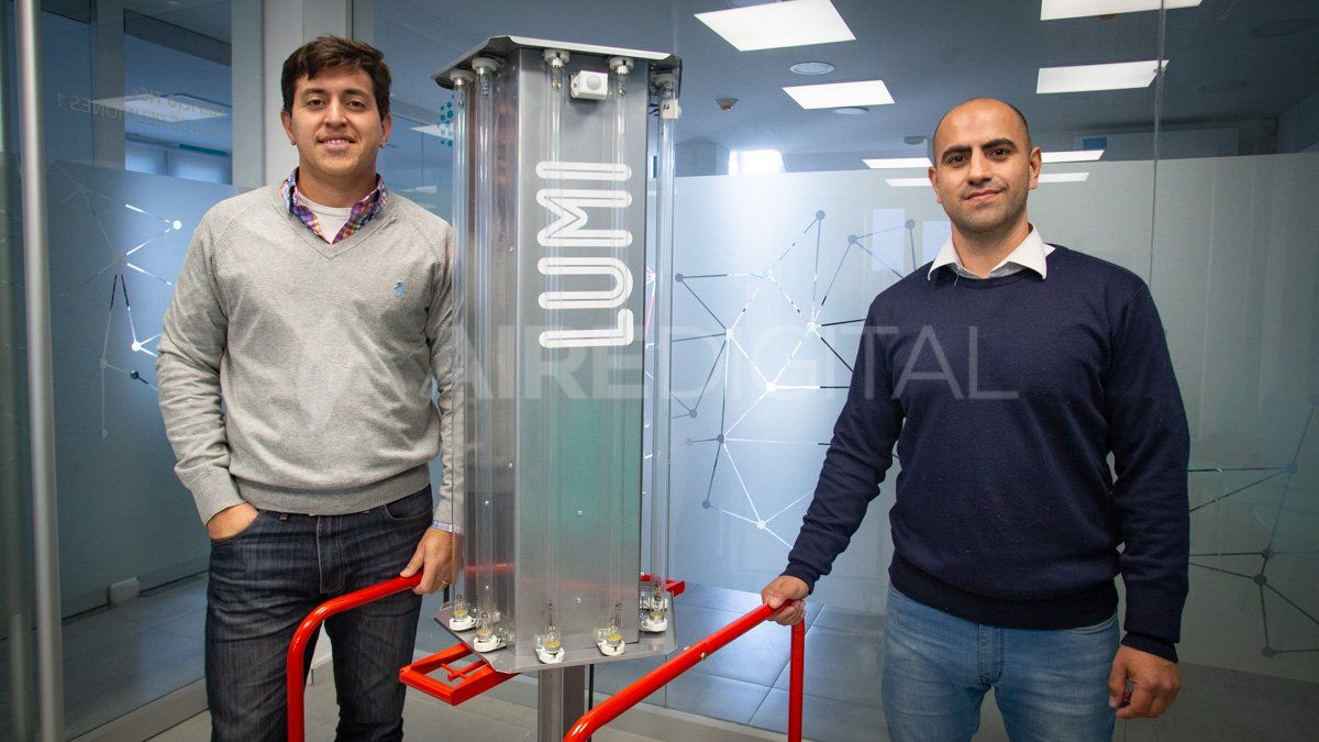 Juan Ignacio Mondino, CEO de Glocalcon, junto a Santiago Romero Ayala, creador de Lumi.