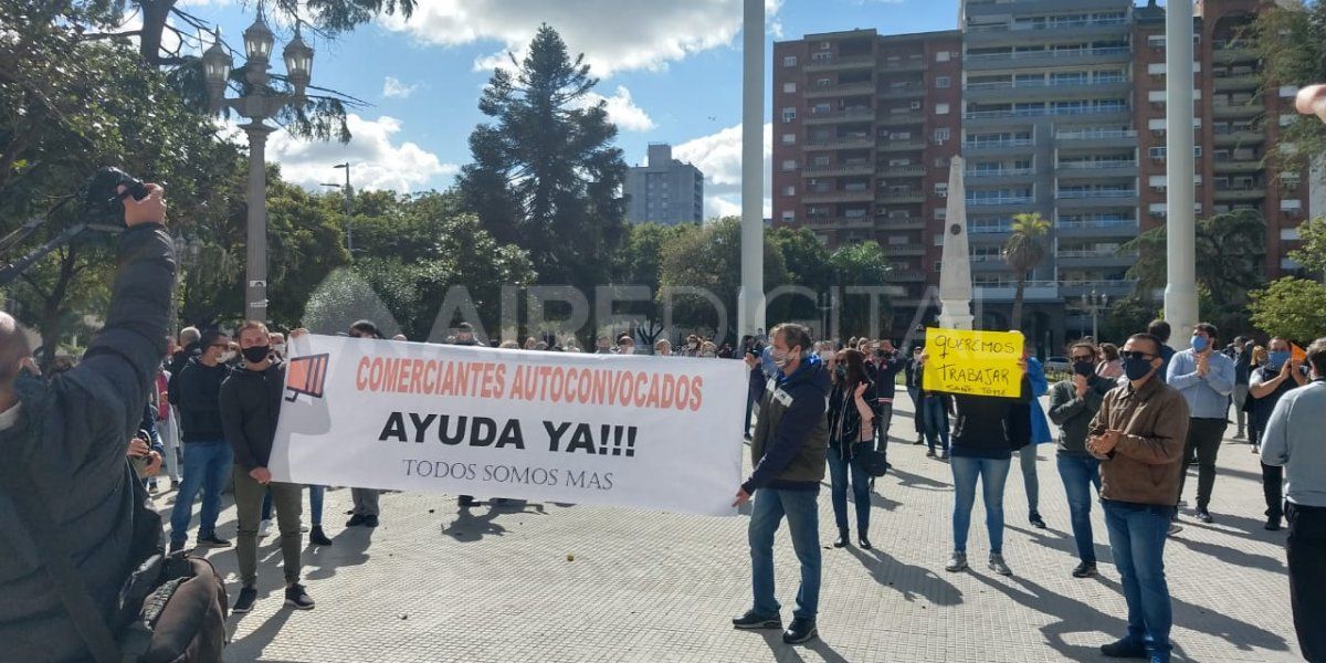 Pequeños y medianos comerciantes autoconvocados de la ciudad de Santa Fe se moviliza este miércoles frente a Casa de Gobierno.